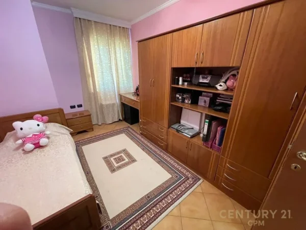 Tirane, jepet me qera apartament 2+1 Kati 10, 107 m² 1.000 € 