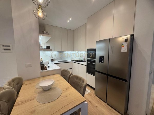 Tirane, jepet me qera apartament 2+1+Aneks+Ballkon Kati 19, 110 m² 1.500 € (Rr.e Kavajes)