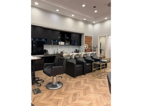 Tirane, jepet me qera ambjent biznesi Kati 0, 87 m² 3000 €