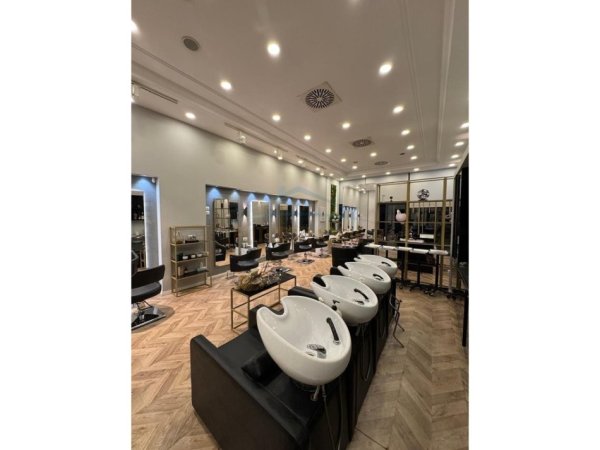 Tirane, jepet me qera ambjent biznesi Kati 0, 87 m² 3000 €