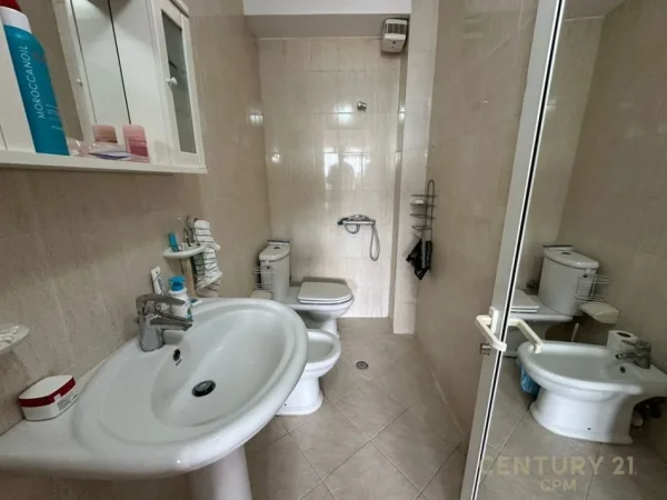 Tirane, jepet me qera apartament 2+1 Kati 6, 150 m² 1.100 € 