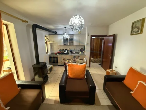 Korce, shitet apartament 1+1+Ballkon Kati 2, 60 m² 46.000 € (Lagjia 10, Korçë)