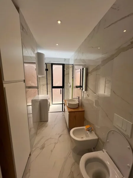 Tirane, jepet me qera apartament 2+1 Kati 4, 750 €