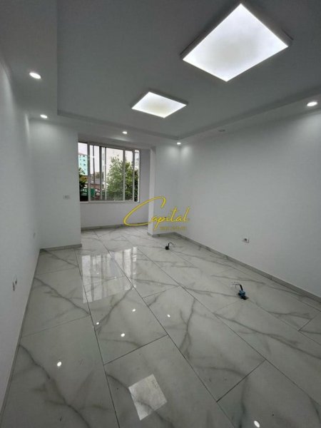 Tirane, jepet me qera zyre Kati 2, 50 m² 700 € (RRUGA E DIBRES)