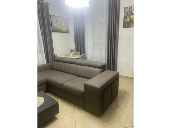 Tirane, jepet me qera apartament 1+1 Kati 1, 45 m² 420 € (FRESK)