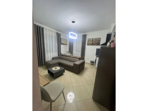 Tirane, jepet me qera apartament 1+1 Kati 1, 45 m² 420 € (FRESK)