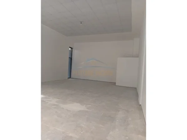 Tirane, jepet me qera ambjent biznesi Kati 0, 90 m² 800 € 