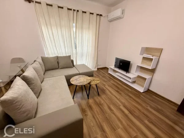 Tirane, jepet me qera apartament 1+1+Ballkon Kati 4, 73 m² 650 € (RRUGA E KAVAJES XHAMIA)