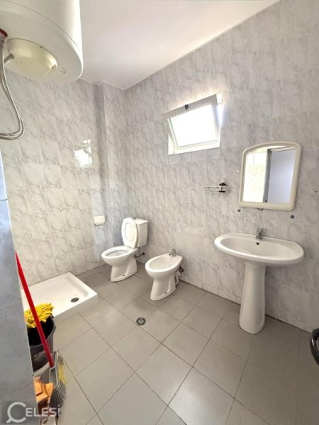 Tirane, jepet me qera apartament 1+1+Ballkon Kati 4, 73 m² 650 € (RRUGA E KAVAJES XHAMIA)