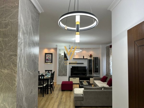 Tirane, shitet apartament 2+1+Ballkon Kati 4, 101 m² 145.000 € (KOMBINAT)