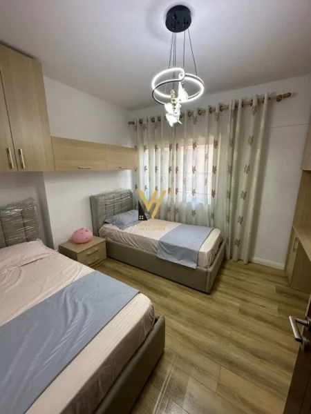 Tirane, shitet apartament 2+1+Ballkon Kati 4, 101 m² 145.000 € (KOMBINAT)