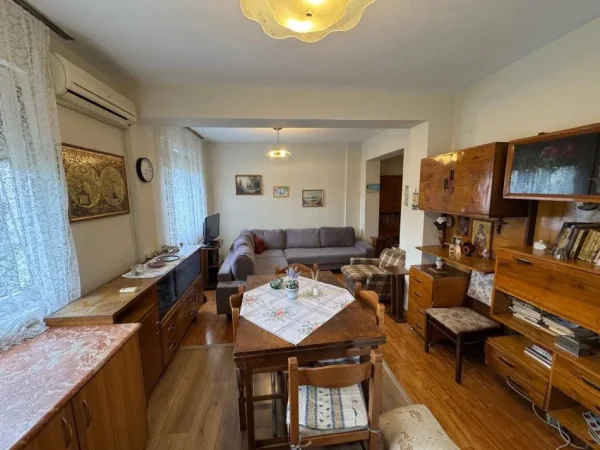 Tirane, jepet me qera apartament 2+1+Aneks+Ballkon Kati 3, 100 m² 600 € (ISH ATSH)