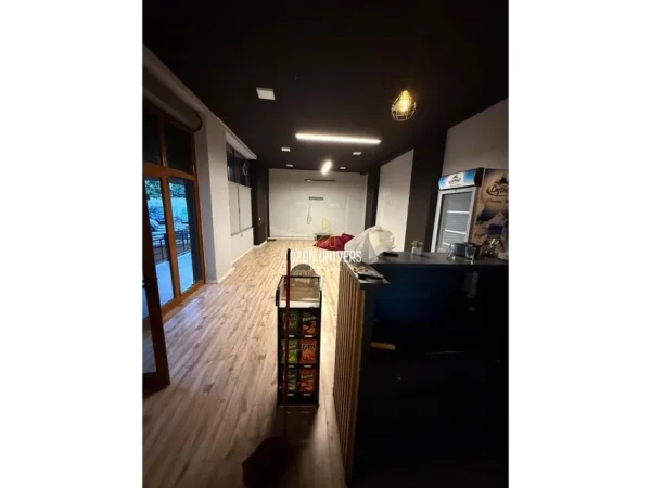 Tirane, jepet me qera lokal Kati 0, 65 m² 700 € (Rruga Elbasanit)