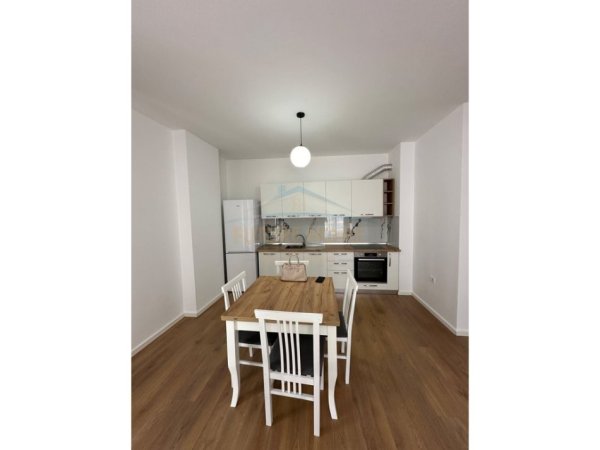 Tirane, jepet me qera apartament 2+1+Ballkon Kati 3, 94 m² 750 € 