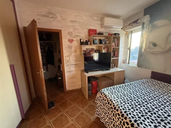Tirane, jepet me qera apartament 2+1+Ballkon Kati 3, 75 m² 550 € (SIRI KODRA)