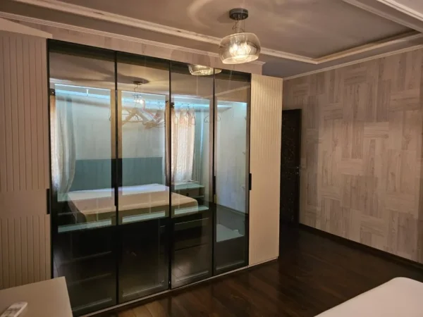 Tirane, jepet me qera apartament 2+1+Aneks+Ballkon Kati 2, 140 m² 1.800 € (SHESHI WILLSON)