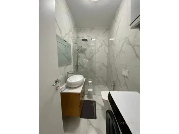 Tirane, jepet me qera apartament 1+1 Kati 8, 65 m² 830 € (Mine Peza)