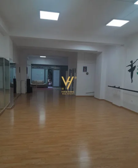 Tirane, jepet me qera dyqan Kati 0, 110 m² 600 € (MISTO MAME)