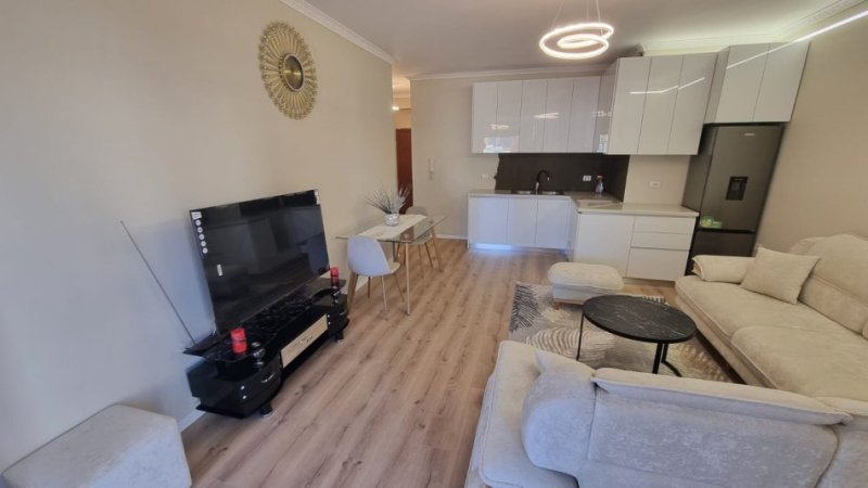 Jepet me Qira Apartament 1+1 Te SPAK, në Rrugë Kryesore, 5 min nga Stacioni i Trenit, 700 €URO