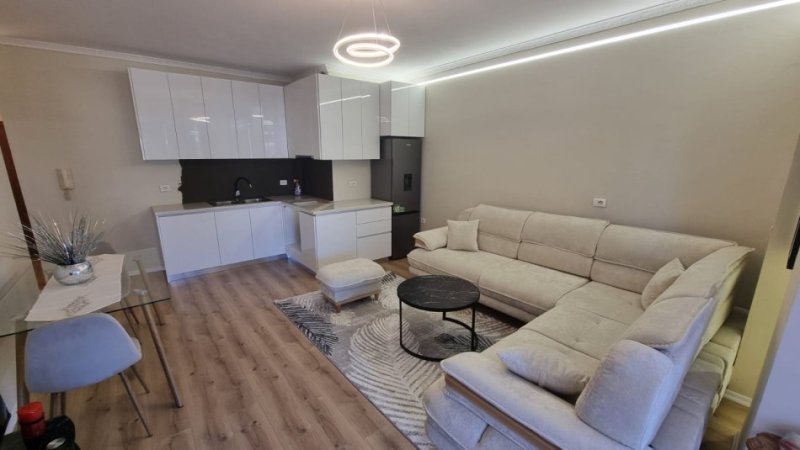 Jepet me Qira Apartament 1+1 Te SPAK, në Rrugë Kryesore, 5 min nga Stacioni i Trenit, 700 €URO