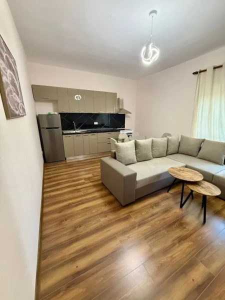 Tirane, jepet me qera apartament 1+1 Kati 4, 73 m² 650 € (prane Xhamise Dine Hoxha)