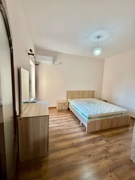 Tirane, jepet me qera apartament 1+1 Kati 4, 73 m² 650 € (prane Xhamise Dine Hoxha)