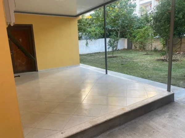 Tirane, jepet me qera apartament 2+1+Ballkon Kati 1, 80 m² 500 € (FUSHA E AVIACIONIT)