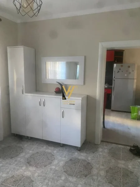 Tirane, jepet me qera apartament 1+1+Ballkon Kati 1, 65 m² 500 € (ALI DEMI)