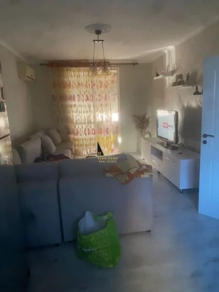 Tirane, jepet me qera apartament 1+1+Ballkon Kati 1, 65 m² 500 € (ALI DEMI)