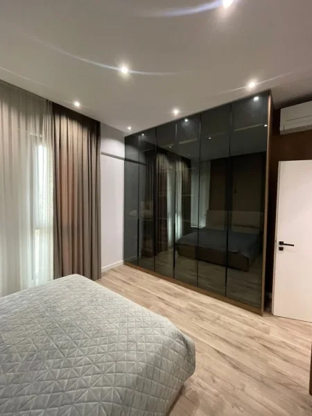 Tirane, jepet me qera apartament 1+1+Ballkon Kati 8, 66 m² (Square 21)