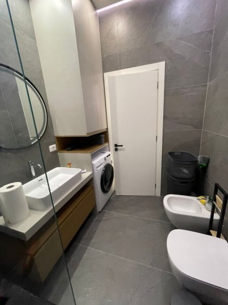 Tirane, jepet me qera apartament 1+1+Ballkon Kati 8, 66 m² (Square 21)