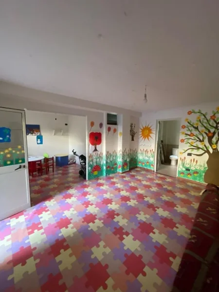 Tirane, jepet me qera Vile 3 Katshe Kati 4, 300 m² 2.500 € (Brryli)