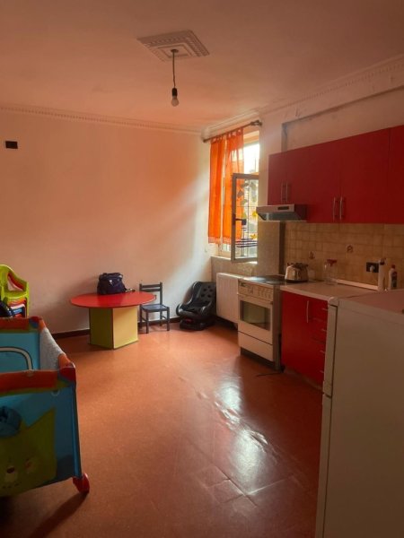 Tirane, jepet me qera Vile 3 Katshe Kati 4, 300 m² 2.500 € (Brryli)