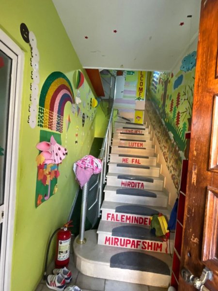 Tirane, jepet me qera Vile 3 Katshe Kati 4, 300 m² 2.500 € (Brryli)