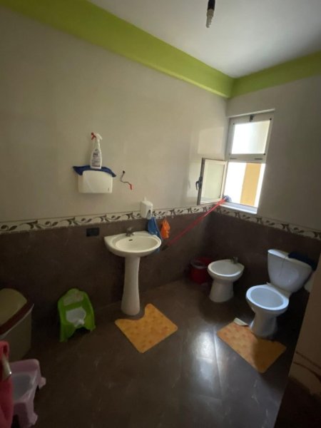 Tirane, jepet me qera Vile 3 Katshe Kati 4, 300 m² 2.500 € (Brryli)