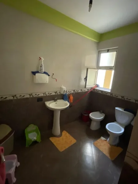 Tirane, jepet me qera Vile 3 Katshe Kati 4, 300 m² 2.500 € (Brryli)