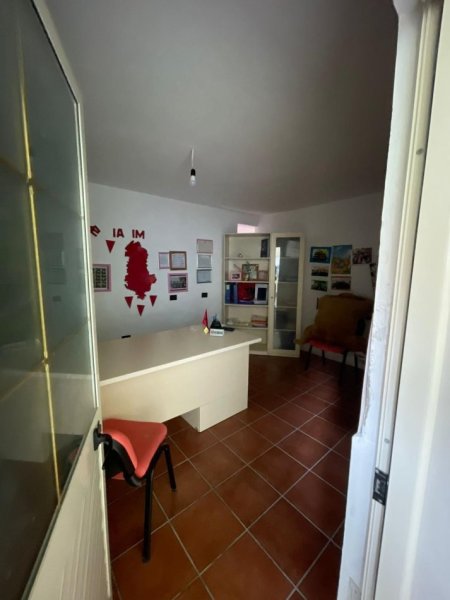 Tirane, jepet me qera Vile 3 Katshe Kati 4, 300 m² 2.500 € (Brryli)