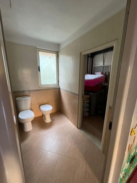 Tirane, jepet me qera Vile 3 Katshe Kati 4, 300 m² 2.500 € (Brryli)