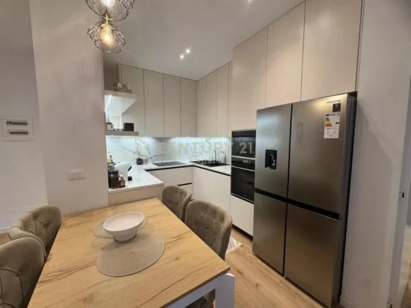 Tirane, jepet me qera apartament 2+1 Kati 19, 110 m² 1.500 € (Garden building)