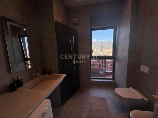 Tirane, jepet me qera apartament 2+1 Kati 19, 110 m² 1.500 € (Garden building)