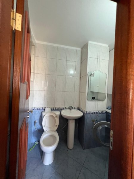 Tirane, jepet me qera apartament 2+1+Ballkon Kati 6, 106 m² 700 € (Pallati me shigjeta)