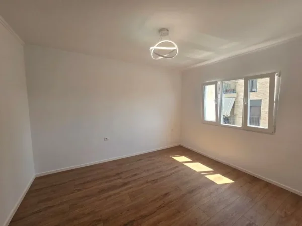 Tirane, shitet apartament 1+1+Ballkon , 50 m² 95.000 € (OXHAKU)