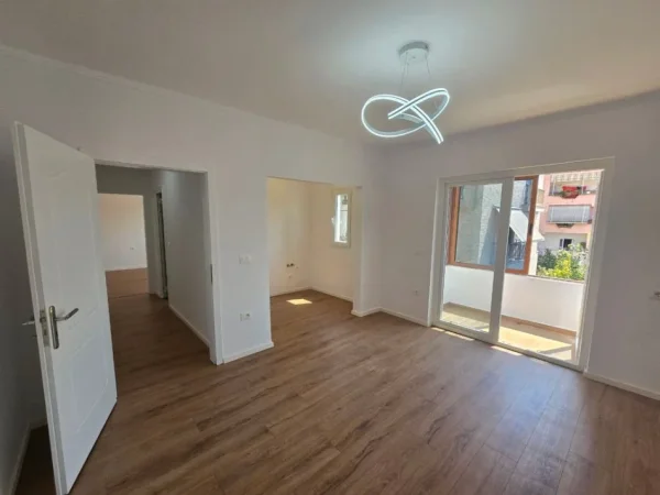 Tirane, shitet apartament 1+1+Ballkon , 50 m² 95.000 € (OXHAKU)