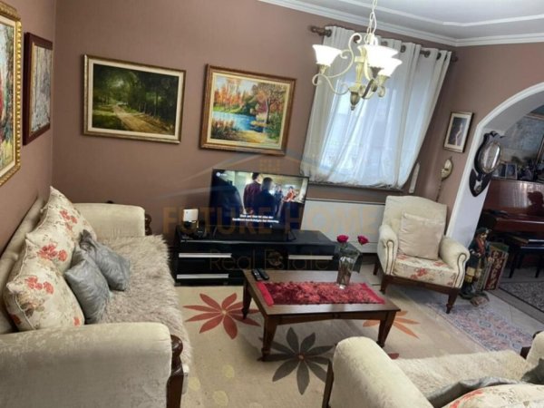 Tirane, jepet me qera apartament duplex 3+1 Kati 2, 200 m² 1.000 € 