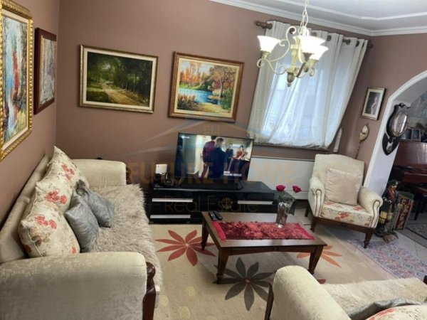 Tirane, jepet me qera apartament duplex 3+1 Kati 2, 200 m² 1.000 € 