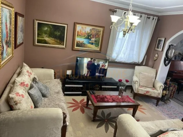 Tirane, jepet me qera apartament duplex 3+1 Kati 2, 200 m² 1.000 € 