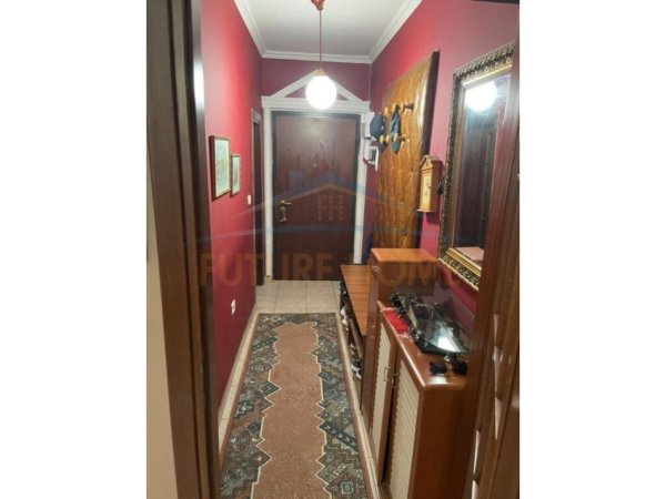 Tirane, jepet me qera apartament duplex 3+1 Kati 2, 200 m² 1.000 € 