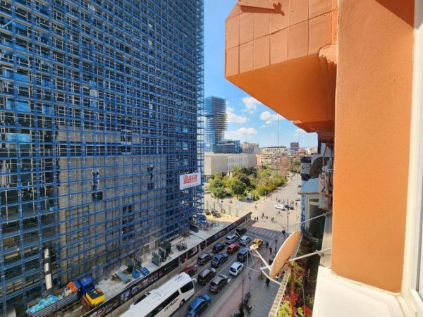 Tirane, jepet me qera apartament duplex 2+1+Ballkon Kati 5, 1.100 € (QENDER)