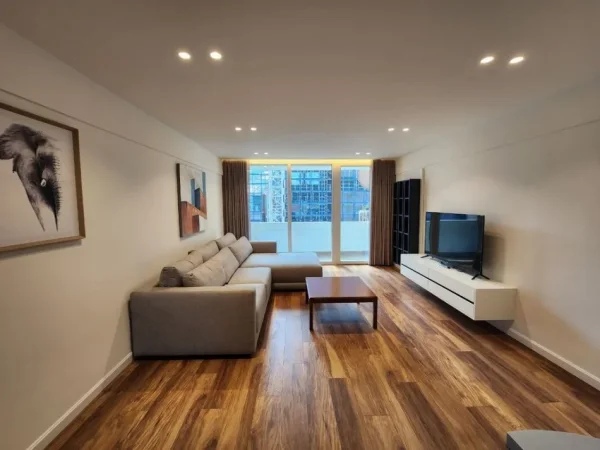 Tirane, jepet me qera apartament duplex 2+1+Ballkon Kati 5, 1.100 € (QENDER)