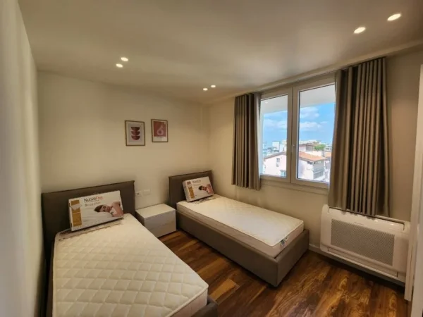 Tirane, jepet me qera apartament duplex 2+1+Ballkon Kati 5, 1.100 € (QENDER)